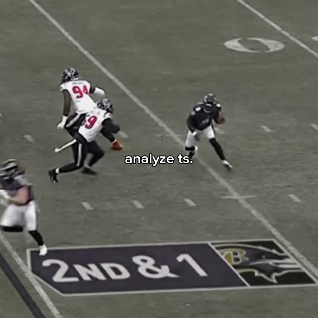 analyzing football #nfl #football #lamarjackson #ravens #quarterback #juke #lockerroom